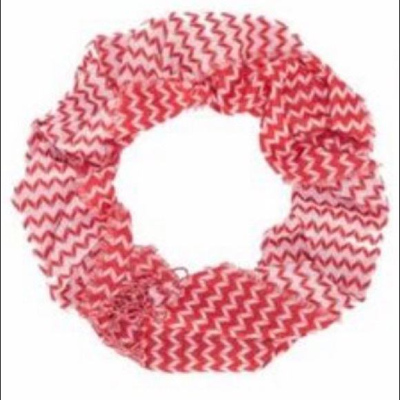 Thirty-One ~ Keepin’ Cozy Scarf ~ Chevron Dash - Picture 2 of 3